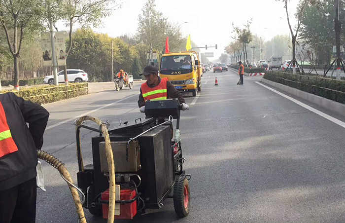對于瀝青路面裂縫修補(bǔ)灌縫膠有哪些使用常識(shí)？