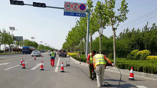 山東省東營(yíng)市國(guó)道220線采用嘉格貼縫帶進(jìn)行道路裂縫密封修補(bǔ)