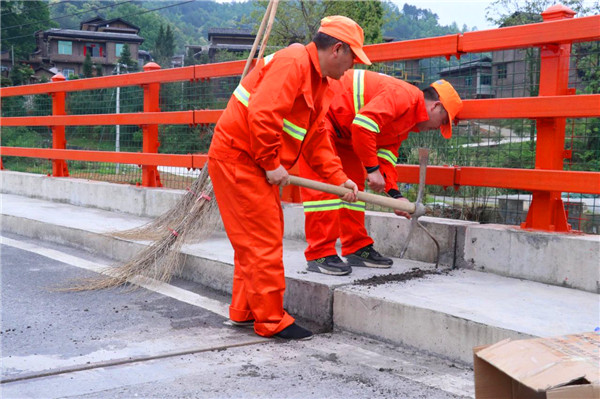 貴州都勻采用道路灌縫膠處理橋梁伸縮縫