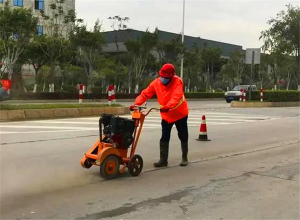 入秋以來(lái)福建市政道路大面積實(shí)施路面灌封膠灌封施工