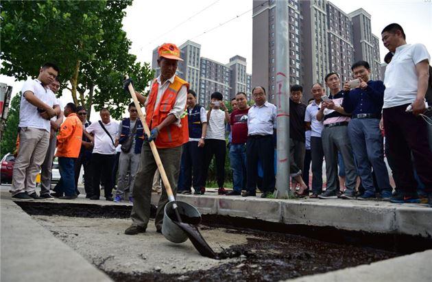 張家口某公路養(yǎng)護(hù)段疫情防控與冷補料修補坑槽等養(yǎng)護(hù)工作兩手抓