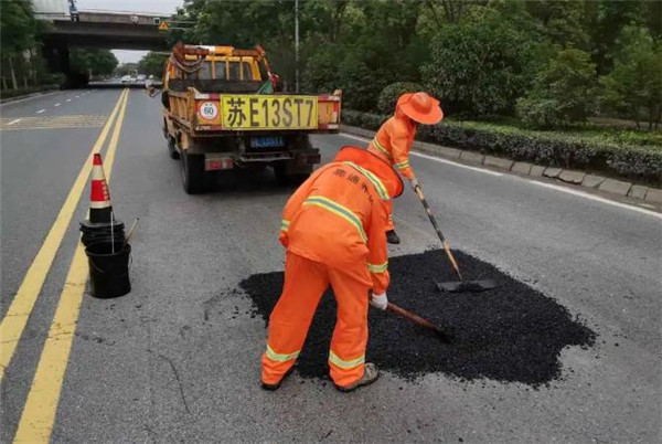 蘇州公路昆山公路部門采用冷補料搶修水毀路面坑槽