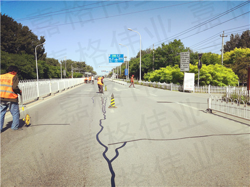 北京昌平陽(yáng)坊路口到六環(huán)入口往東2公里雙向4車(chē)道貼縫帶施工87