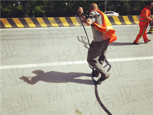 修補(bǔ)道路裂縫湖北靳總選擇了國(guó)產(chǎn)嘉格路面貼縫帶