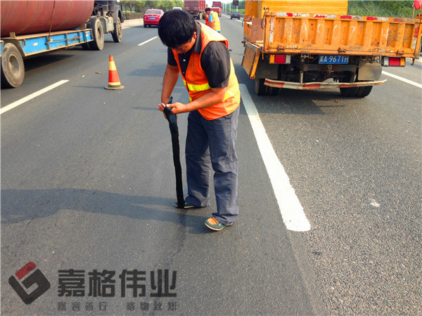 石家莊道路裂縫嵌縫條粘貼項(xiàng)目照片1
