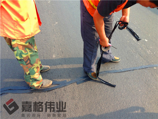 道路裂縫貼縫條貼縫工地寫實(shí)1