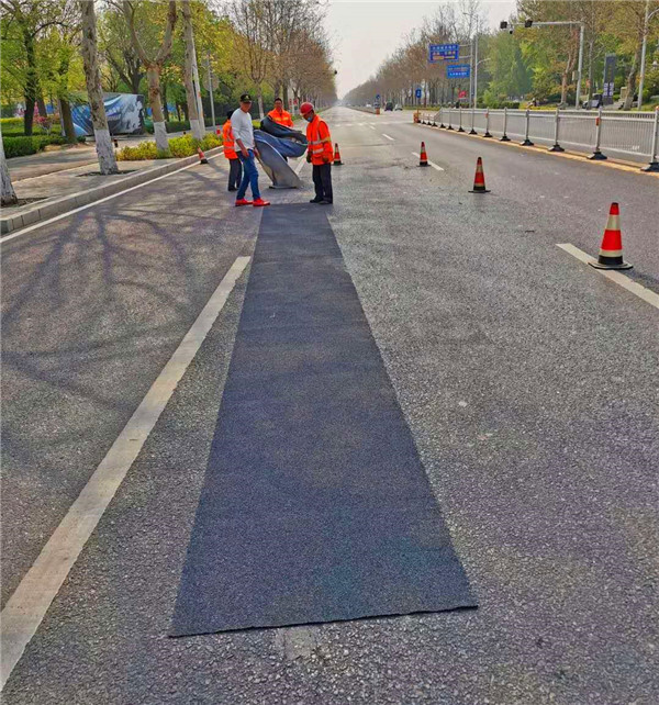 湖南省南山采用公路灌縫膠養(yǎng)護修補路面和灌縫作業(yè)