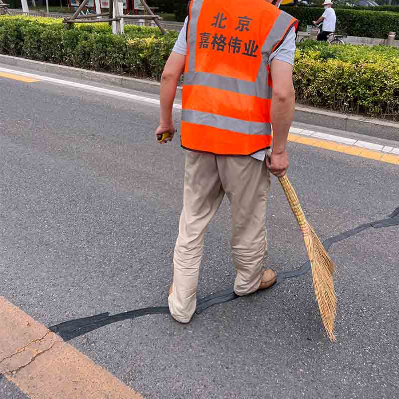公路貼縫帶修補(bǔ)路面裂縫及時(shí)更美觀